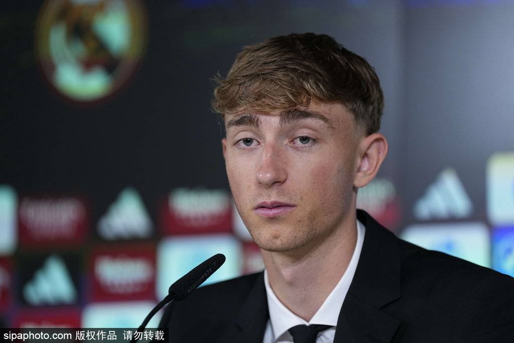 队友被担架抬离场他在看台笑！皇马后卫赫伊森再挨批