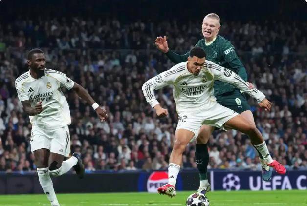 皇马残阵把曼城打懵了！巴尔韦德半场帽子戏法，哈兰德全场隐身！